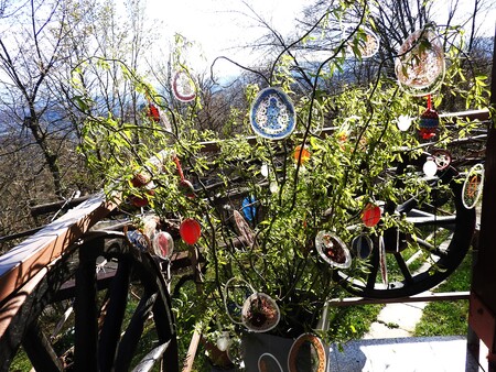 Na terasi pa ima na terasi 40  kvačkanih pirhov